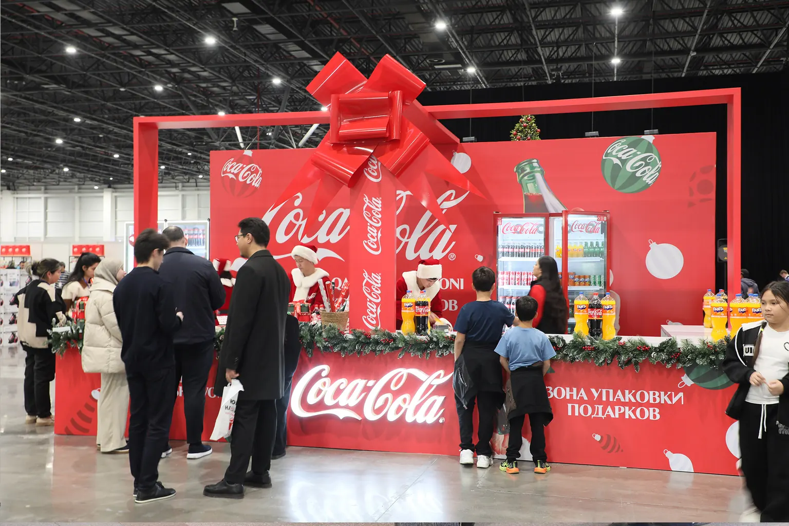 Фото выставочной площадки CAEx: бренд-зона Coca-Cola на Baraka Friday 2025