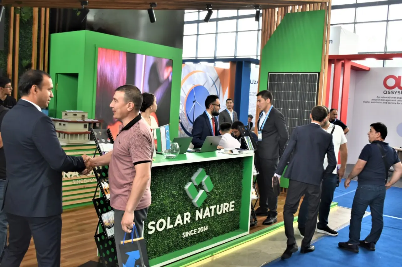 Зелёный стенд Solar Nature с экраном, деревянными рейками, солнечной панелью и подсветкой основания.