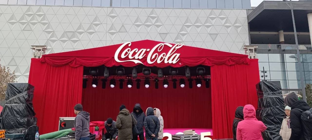 Сценическое оформление Coca-Cola с крупным белым объёмным логотипом