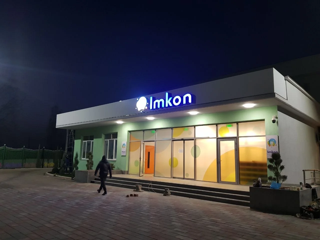 Синие световые буквы Imkon на фасаде вечером