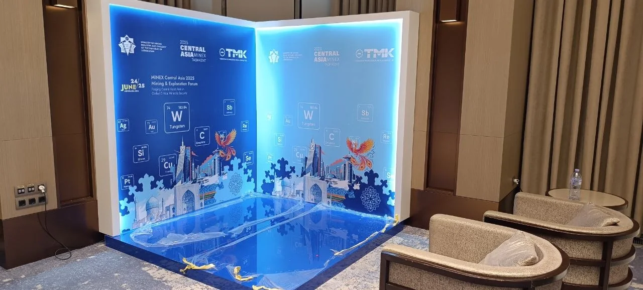 Угловая бренд-зона MINEX Central Asia 2025 с подсветкой рамки и подиумом