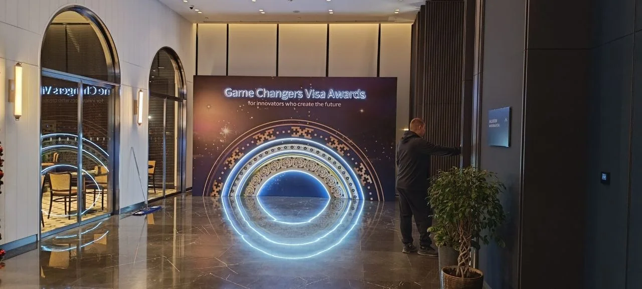 Фотозона Game Changers Visa Awards с декоративной светящейся аркой
