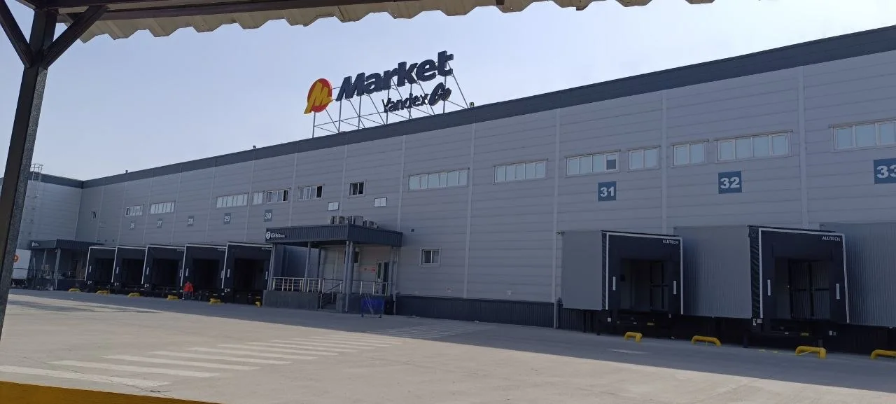 Готовая крупноформатная вывеска Market Yandex Go на крыше склада